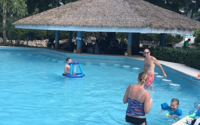 Pool / Swim up bar 2